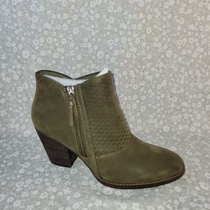 New Baretraps Cacie Ankle Boots Size 8.5